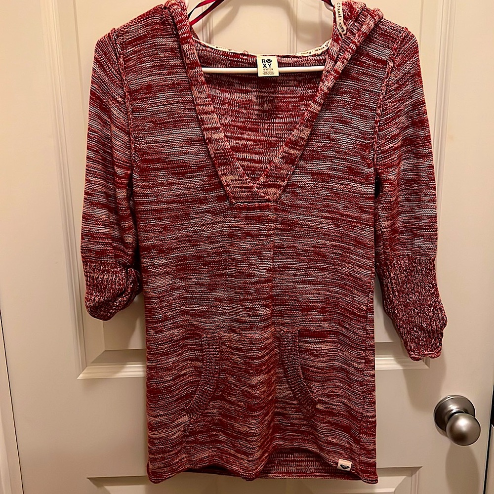 Roxy size medium burgundy sweater with hood. Pre owned in good condition.